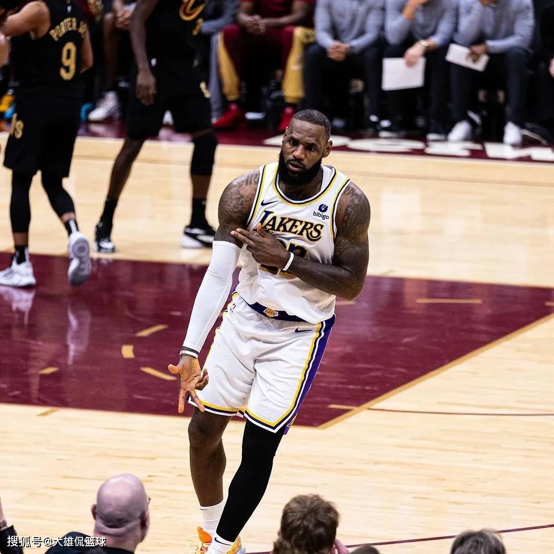 包含詹姆斯在独行侠比赛中精彩发挥，精彩发挥引发热议！的词条