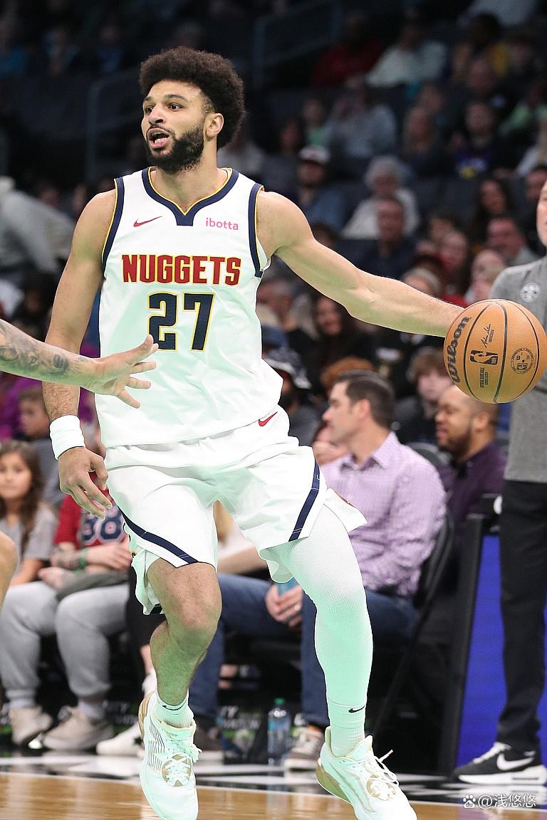 包含穆雷回归赛场，大胜首场状态亮眼，雄鹿观众沸腾！的词条